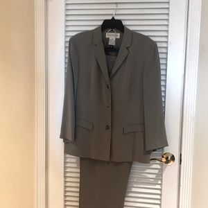 Jones New York Women’s pants suit
